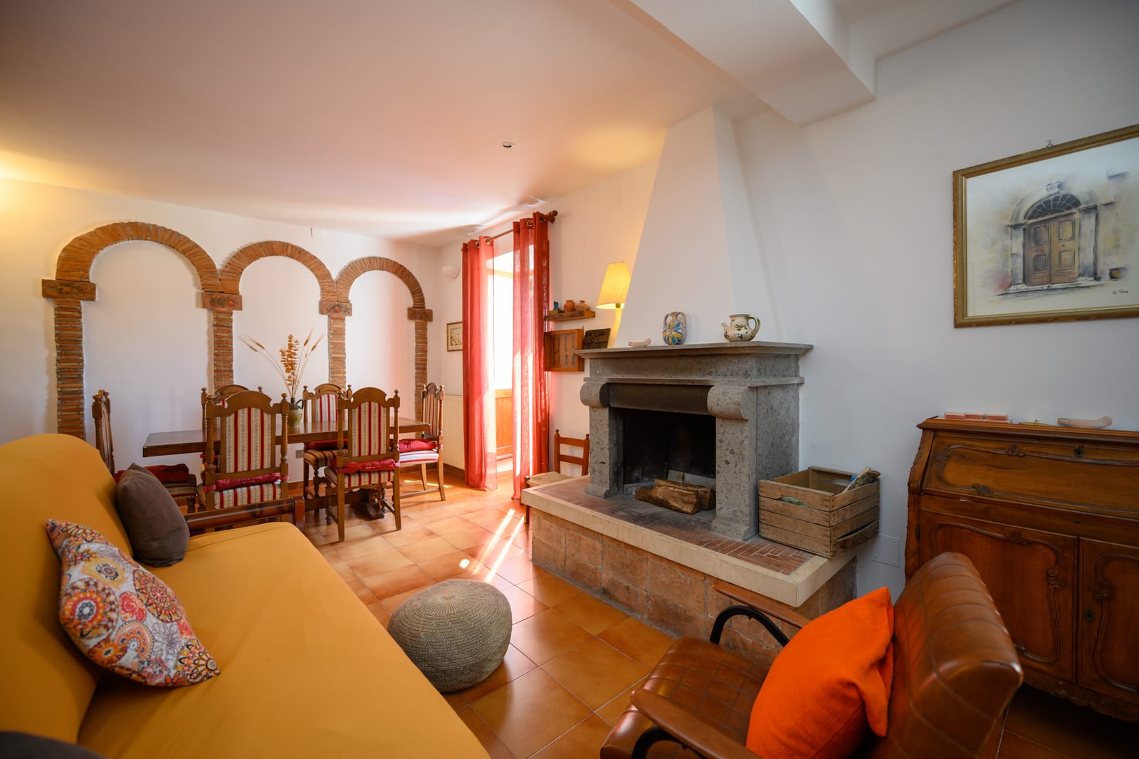 Salone con archi e camino, Casa delle Colline