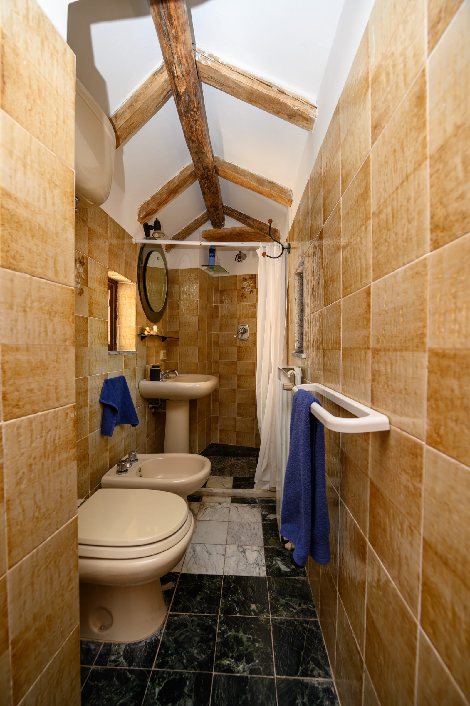 Bagno con travi a vista, Casa delle Colline