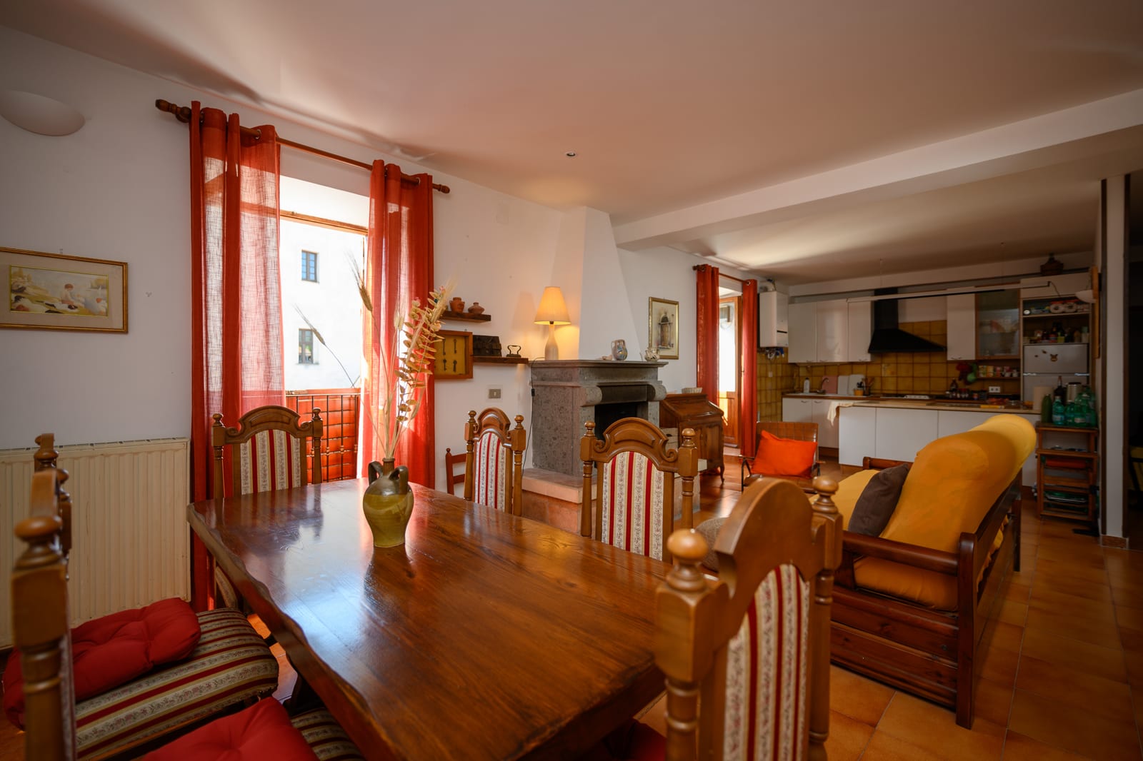 Sala da pranzo con cucina a vista, Casa delle Colline
