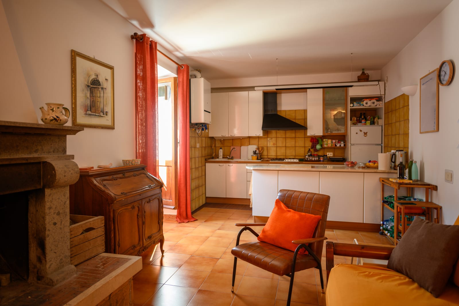 Angolo cucina con camino, Casa delle Colline