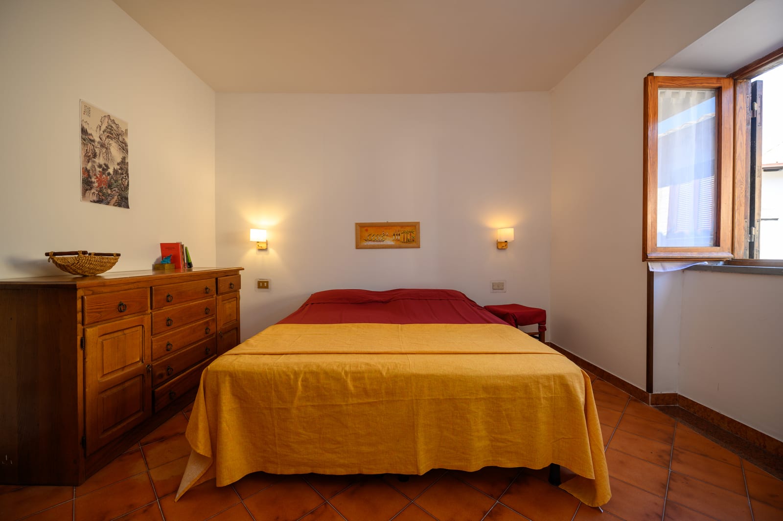 Camera matrimoniale con cassettiera, Casa delle Colline