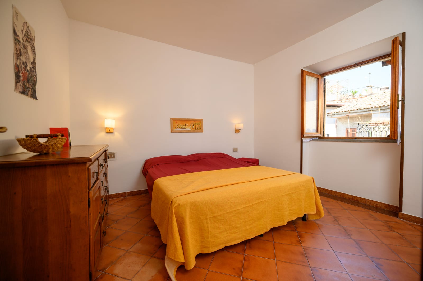 Camera matrimoniale con finestra sul borgo, Casa delle Colline