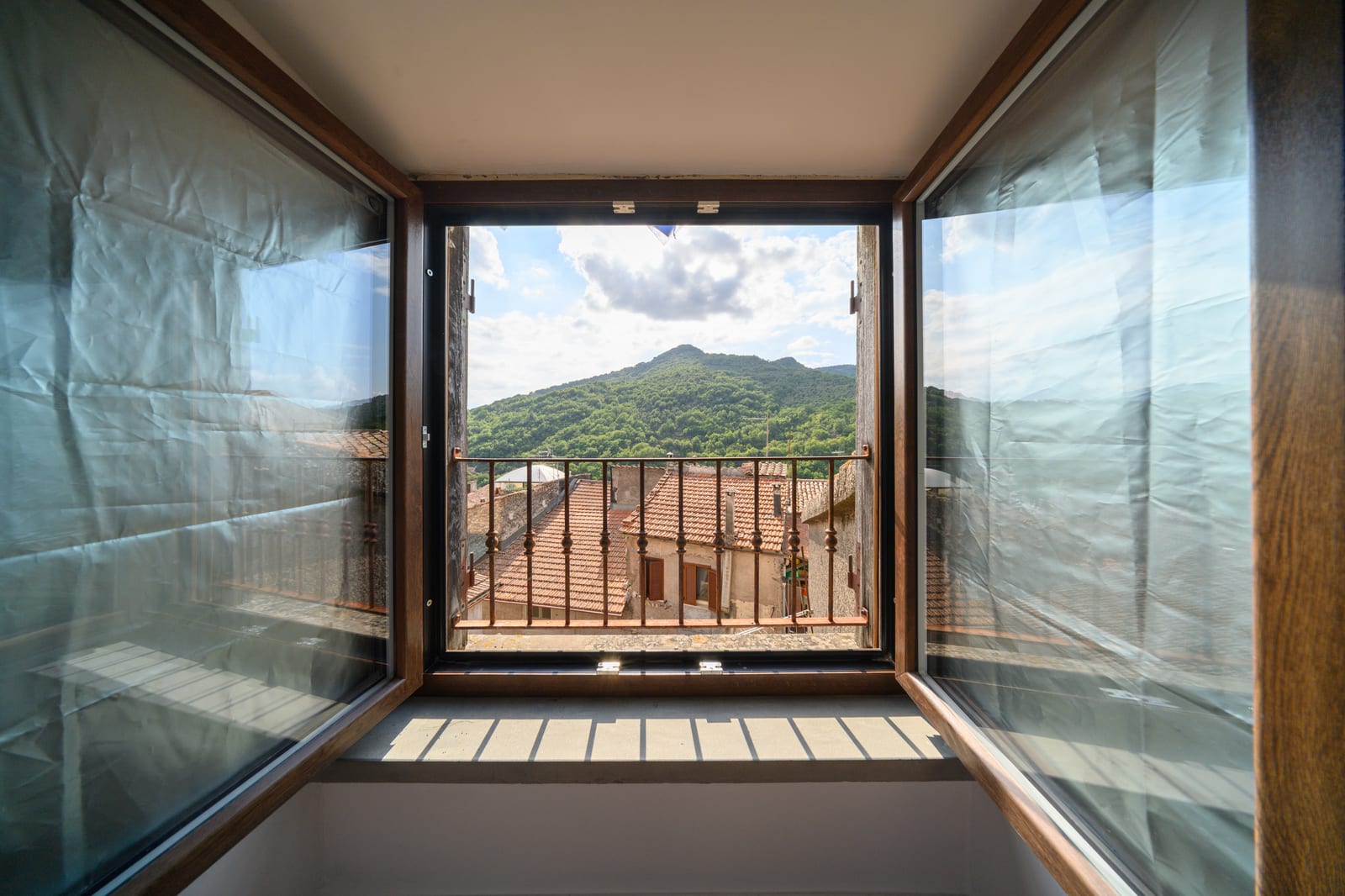 Vista sulle colline dalla finestra dell'Ostello