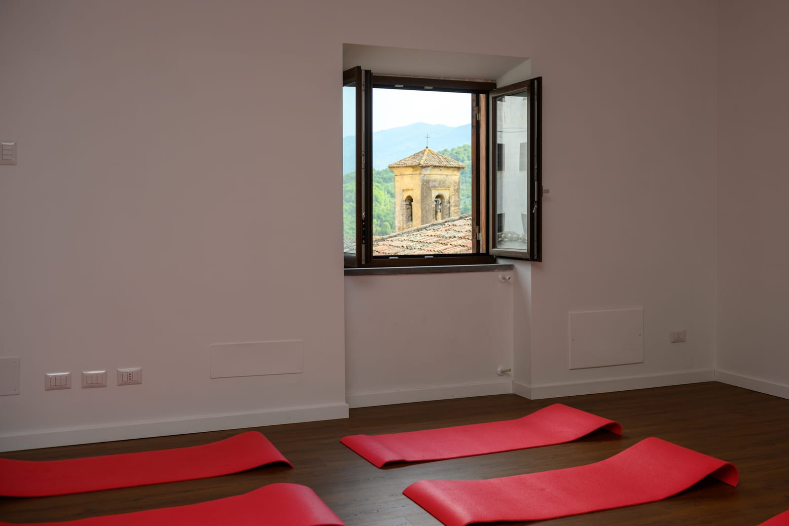 Sala con tappetini e vista sul castello, Ostello