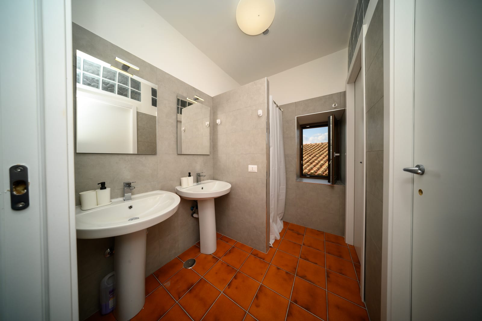 Bagno con doppi lavabi, Ostello